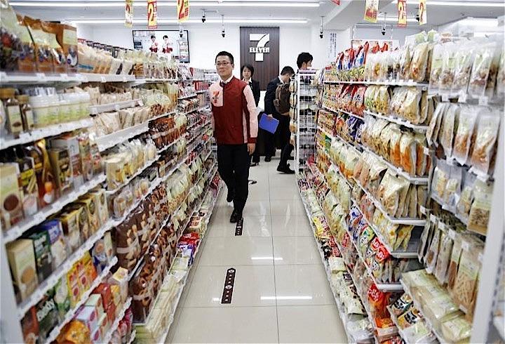 コンビニエンスストア最大手・セブン─イレブン・ジャパン（東京都千代田区）が揺れている。人手不足を理由に24時間営業の見直しを求めたフランチャイズ加盟店の反乱が社長交代にまで発展した。都内の。セブン─イレブンの店舗で2017年12月撮影（2019年　ロイター/Toru Hanai）