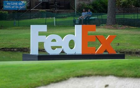 米宅配大手フェデックスは１６日、２０２３会計年度の利益予想を上方修正した。写真は、同社のロゴ。２０２２年８月１１日に米テネシー州メンフィスで撮影。（２０２３年　ロイター／David Yeazell-USA TODAY Sports）
