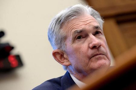 米上院銀行委員会は１６日、パウエル連邦準備理事会（ＦＲＢ）議長が２３日に経済・金融政策に関する半期に一度の証言を行うと発表した。２０１９年７月撮影（２０２１年　ロイター/Erin Scott）