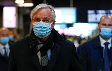 １０月９日、英国と欧州連合（ＥＵ）の通商交渉の期限が１５日に迫る中、バルニエＥＵ首席交渉官は、交渉の最終段階に入る前にいくつかの点で英国に譲歩を求めていることが９日、外交官筋の話で分かった。写真は同日、ブリュッセルの鉄道駅に到着するＥＵのバルニエ首席交渉官（２０２０年　ロイター／Francois Lenoir）