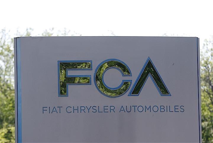 6月10日、欧米自動車大手フィアット・クライスラー・オートモービルズ（FCA）と仏ルノーは、破綻した経営統合計画を復活させ、ルノーの提携相手日産自動車の承認を確保するための方法を模索している。写真はFCAのロゴ。ミシガン州で昨年5月撮影（2019年　ロイター／Rebecca Cook）