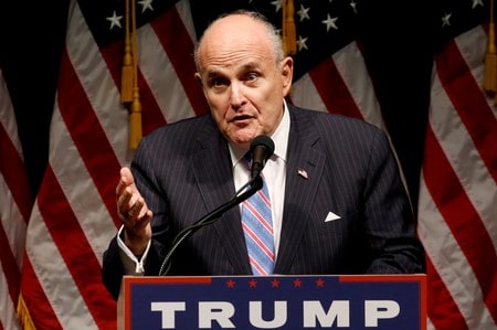 トランプ米大統領の個人弁護士であるジュリアーニ氏が以前、ウクライナ問題でトランプ氏に裏切られても自分には「保険」があると発言したことについて、ジュリアーニ氏は「冗談のつもりだった」とトランプ氏に今週電話で改めて釈明していたことが分かった。アイオワ州カウンシルブラフスで９月撮影（２０１９年　ロイター/Jonathan Ernst）