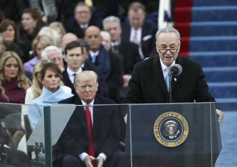 １月２４日、米民主党のシューマー上院院内総務（写真右）は２４日、トランプ大統領（同中央）に対し、選挙公約の一つである中国の為替操作国認定を行うよう要請した。２０日撮影（２０１７年　ロイター/Carlos Barria）