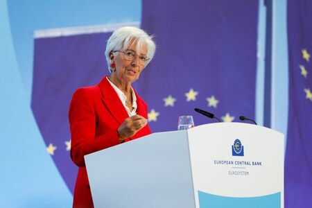 欧州中央銀行（ＥＣＢ）のラガルド総裁は１日、ポルトガルのシントラで開催中のＥＣＢフォーラムで、ユーロが最近ドルに対して上昇しているのは、市場の状況だけでなくユーロ圏経済の強さも反映していると述べた。写真は６月、ドイツ・フランクフルトで撮影（２０２５年　ロイター/Heiko Becker）