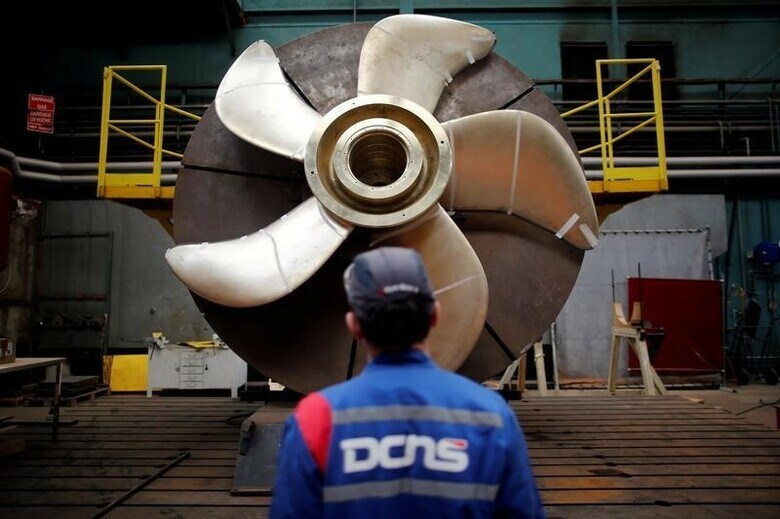 ８月２５日、フランスの政府系造船企業ＤＣＮＳがインド海軍向けに設計した潜水艦に関する機密情報などが大量に流出した問題で、フランス政府とインド国防省は、情報流出によって安全が脅かされるリスクはないとの見方を示した。フランス・ナントに近いＤＣＮＳ施設で４月撮影（２０１６年　ロイター／Stephane Mahe）