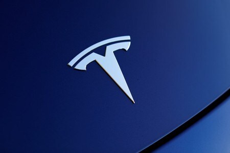 ７月２３日、米電気自動車（ＥＶ）メーカーのテスラは、部品メーカーなど少数の取引先に対し、将来のキャッシュフロー改善のため、継続して長期にわたり価格を引き下げるよう要請したことを認めた。写真はテスラ車のボンネットのロゴ。米カリフォルニア州で２０１８年６月撮影（２０１８年　ロイター/Mike Blake）