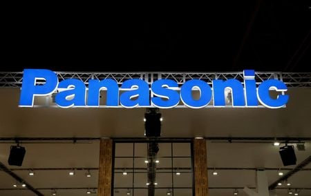 　パナソニック　ホールディングスの電池子会社パナソニックエナジーは１２月１２日、車載用リチウムイオン電池の性能を向上させるため、電池向け次世代シリコン材の調達で米シラ・ナノテクノロジーズ（カリフォルニア州）と売買契約を締結したと発表した。写真はパナソニックのロゴ。２０１７年１０月、千葉・幕張で撮影（２０２３年　ロイター/Toru Hanai）