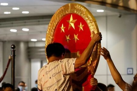 　中国政府は８日、香港の繁華街・銅鑼湾（コーズウエーベイ）にあるホテルを改修し、香港国家安全維持法に基づいて設置される香港出先機関「国家安全維持公署」の事務所を開設した。写真は事務所に取り付けられる国章。８日香港で撮影（２０２０年　ロイター/Tyrone Siu）