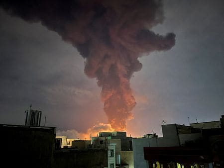 　トランプ米大統領は７日、イランとの戦争について、同国が機能する軍隊や権力を持つ指導者を失った場合にのみ終結する可能性を示唆した。写真はイランの首都テヘランで、米・イスラエルの攻撃が続く中、爆発で煙が立ち上る様子。提供写真（２０２６年　ロイター/Majid Asgaripour/WANA）