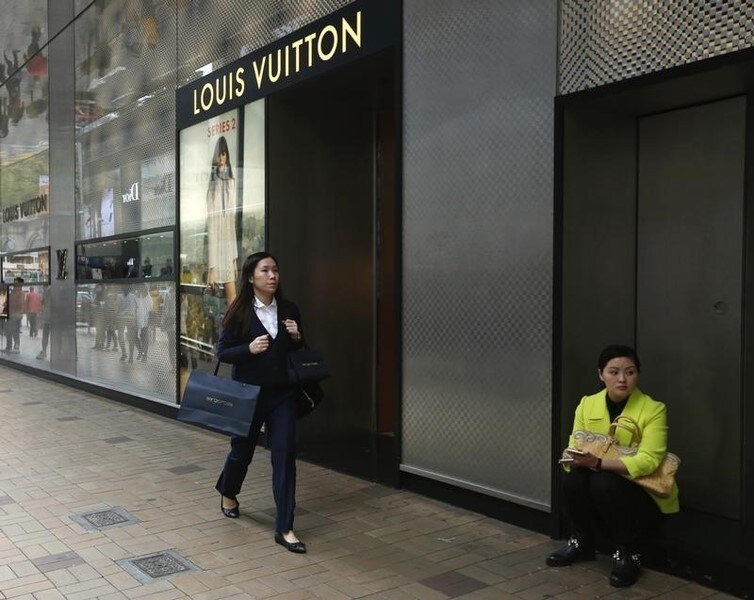 ４月１５日、付加価値税（ＶＡＴ）の還付業務を手掛けるグローバルブルーは、海外における中国人旅行客の３月の高級品購入額が前年同月比２４％減少したと発表した。写真は香港で２０１５年３月撮影（２０１６年　ロイター/Bobby Yip）