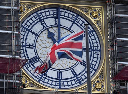 英保健当局者は７日、新型コロナウイルスワクチンの追加接種（ブースター接種）が引き続き、高齢者に対するオミクロン変異株感染による重症化予防で十分な効果を発揮しているとし、４回目接種は現時点で必要ないという認識を示した。２０２０年１月撮影（２０２２年　ロイター/Toby Melville）