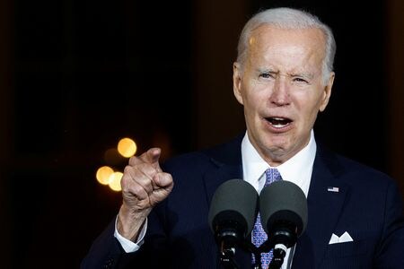 　６月１３日、バイデン米大統領（写真）は、ホワイトハウスで開いた６月１９日の奴隷解放記念日「ジューンティーンス」を祝うコンサートで演説し、なお強力すぎる人種差別が米国民の自由を脅かしていることを過去数年で再認識させられたと述べた。写真は同コンサートで語りかける同大統領。ワシントンで撮影（２０２３年　ロイター／Jonathan Ernst）