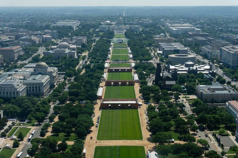 米建国２５０周年を前に建設工事が進む連邦議会議事堂とナショナル・モール。ワシントン記念塔から１２日撮影。REUTERS/Eric Lee