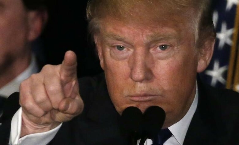 ２月１６日、ドナルド・トランプ氏は、彼が実際に口にしない部分で多くを物語っている。米大統領選の共和党候補指名を狙うトランプ氏は、演説のなかで自分の考えを最後まで言い切らないことが多い。写真は９日、ニューハンプシャー州予備選で勝利演説する同氏（２０１６年　ロイター/Jim Bourg）