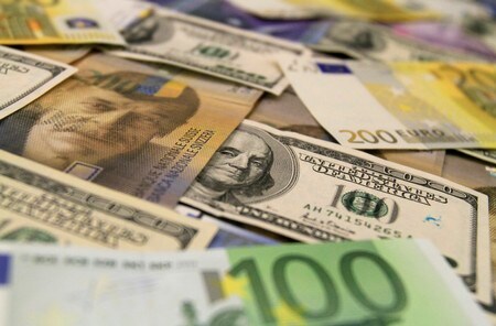 ７日終盤のニューヨーク外為市場では、ドルが対円で５カ月超ぶり高値に上昇。スイスフランに対しても３週ぶり高水準を付けた。米中の通商合意への期待が背景。２０１１年８月撮影（２０１９年　ロイター/BERNADETT SZABO）