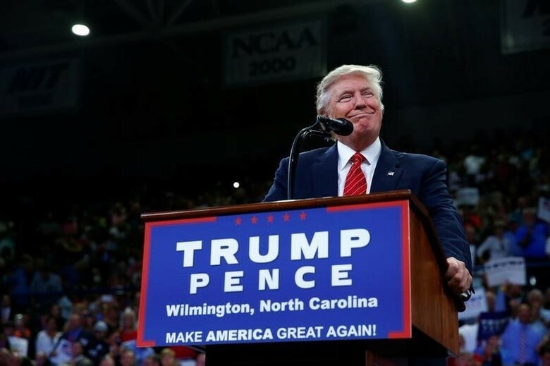 ８月９日、米大統領選で、共和党候補に指名されたドナルド・トランプ氏（写真）がこれまでに選挙戦のため一銭もテレビ宣伝に支出していないのに対し、民主党候補となったヒラリー・クリントン氏は５２００万ドルを費やしていることが分かった。ノースカロライナ州で撮影（２０１６年　ロイター/Eric Thayer）