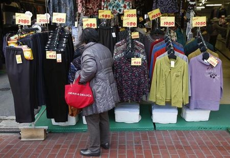 　５月２２日、日本では雇用や賃金の改善にもかかわらず、消費は依然弱々しい。その謎を解く１つのカギは年金生活者にあるとみられている。約４０００万人と総人口の３割を占めるにまで増加したことで、賃金や雇用の改善が波及せず、消費増税や物価上昇の影響が大きく出ているという。物価は上げたいが、物価が上がり過ぎては消費を押さえてしまうため、日銀にとっての「ジレンマ」でもある。写真は、東京・巣鴨で買い物する女性、２０１３年２月撮影（２０１５年　ロイター／Yuya Shino）