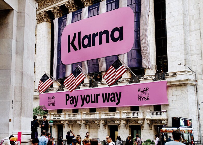 クラーナのピンクのバナーがニューヨーク証券取引所に　KLARNA