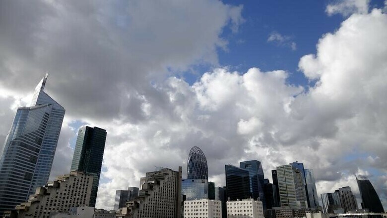 ２月１７日、欧州の銀行は、原油が最高値を更新していたときに高リスクのプロジェクトに大量の融資を行った。しかし油価急落で銀行は最大１８０億ドルの損失を被る恐れもある。写真はパリ金融中心区。１１日撮影（２０１６年　ロイター／Christian Hartmann）