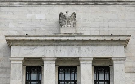 米労働省が５日発表した４月の雇用統計で労働市場の好調さが示され、米連邦準備理事会（ＦＲＢ）による利上げが裏付けられた格好だが、市場では年内利下げとの見方が引き続き織り込まれている。（２０２３年　ロイター／Chris Wattie）