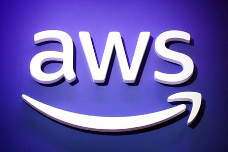 　３月２３日、米アマゾンは、中東紛争が続く中、バーレーン地域でクラウドコンピューティングサービス部門アマゾン・ウェブ・サービス（ＡＷＳ）の障害が発生したと発表した。写真は、全米小売業協会（ＮＲＦ）開催の展示会「２０２６年リテールズ・ビッグ・ショー」に掲げられたアマゾン・ウェブ・サービス（ＡＷＳ）の看板。米ニューヨーク市で１月撮影（２０２６年　ロイター/Kylie Cooper）