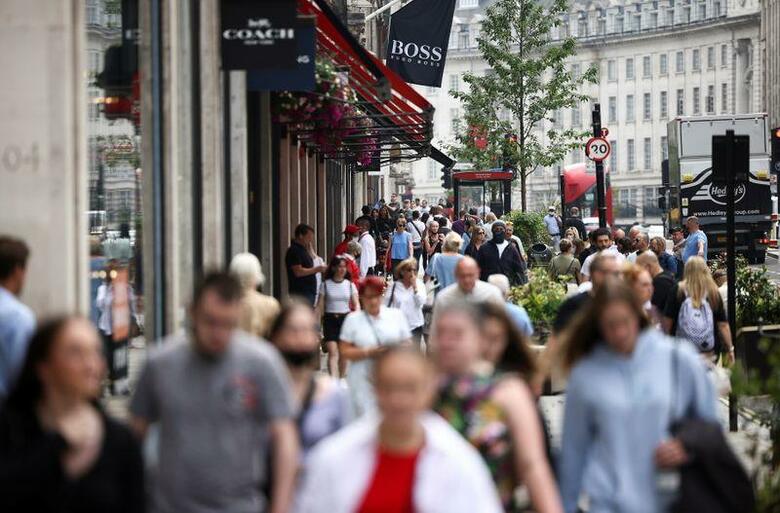 英国で報告された新型コロナウイルスの新規感染者は2万4950人と、前日の2万9173人から減少し、今月4日以来の低水準となった。ロンドンで撮影（2021年　ロイター/Henry Nicholls）