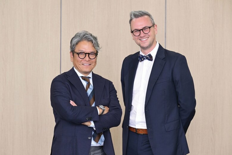 「ティファール」ブランドを手掛けるグループセブ ジャパンのジュリアン・メジャー社長（右）と、国内10か所で「プレミアム・アウトレット」を展開する三菱地所・サイモンの前田達也専務が、それぞれのマーケティング戦略も交えながら熱く語り合った