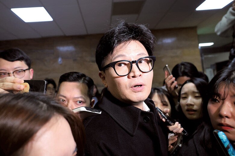 韓国国会で記者団に囲まれる国民の力党の韓東勲代表（12月6日）　AP/AFLO