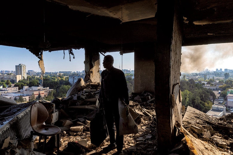 ロシアのドローンで破壊されたアパートの被害を確認する男性（キーウ、9月7日）　THOMAS PETERｰREUTERS