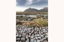 ケープタウン近郊では旧黒人居住区のマシプメレレ地区（手前）と湖を囲む富裕層向けのゲーテッドコミュニティーが隣接している