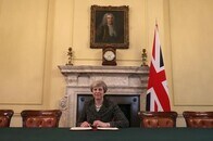 メイ英首相、EU離脱通知の書簡に署名　29日正式通告へ