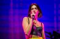 大事な部分を隠さず...英人気歌手、過激なシースルードレス姿でイベント登壇...「不適切」と批判の声も