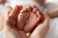 母親が発見した「指先の謎の痣」が、1歳児の命を救った...実際の写真を公開、「親の直感を信じて」