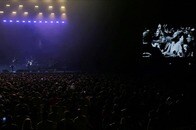 米人気バンド、ライブ中のファンサービスが裏目に出て「大ブーイング」浴びる...大荒れの会場から無言で退場