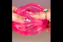 顔半分の皮膚が…人気のおもちゃが「不適切使用」で突如爆発、娘の「痛々しい姿」を公開した親に批判殺到