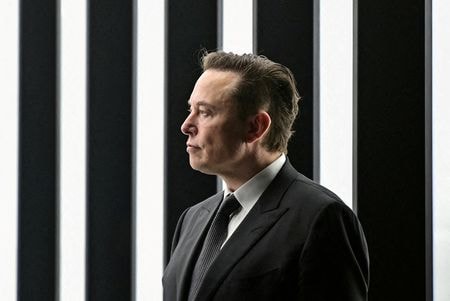 米電気自動車（ＥＶ）大手テスラのイーロン・マスク最高経営責任者（ＣＥＯ）がツイッター買収資金の融資に同意した銀行に対し、コスト削減に向けツイッターの役員報酬をなくすほか、ツイートを収益化する新たな方法を開発する可能性があることを伝えたと、事情に詳しい関係者３人が述べた。３月２２日撮影（２０２２年　ロイター/Patrick Pleul/Pool via REUTERS/File Photo）