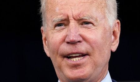 バイデン米大統領は１日、新型コロナウイルスによるパンデミック（世界的大流行）の影響が克服されるにつれ、インフレ圧力は和らいでいくとの見方を示した。 ９月撮影（２０２１年　ロイター/Kevin Lamarque）