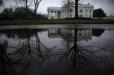 　１月２１日、ホワイトハウス（写真）のスパイサー報道官は２１日、トランプ米大統領が近く、メイ英首相やメキシコのペニャニエト大統領と会談すると明らかにした。２２日撮影（２０１７年　ロイター/Carlos Barria）