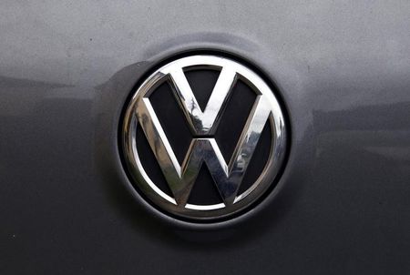 　１１月４日、格付け会社ムーディーズ・インベスターズ・サービスは、独自動車大手フォルクスワーゲン（ＶＷ、写真）の格付けを「Ａ３／Ｐ─２」に引き下げた。１０月撮影（２０１５年　ロイター/David Gray）