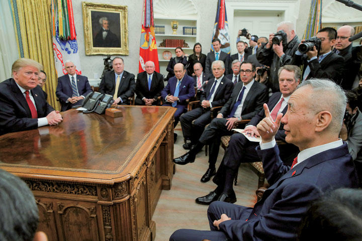 ホワイトハウスで中国代表団と会談するトランプ（1月31日）　Jim Young-REUTERS