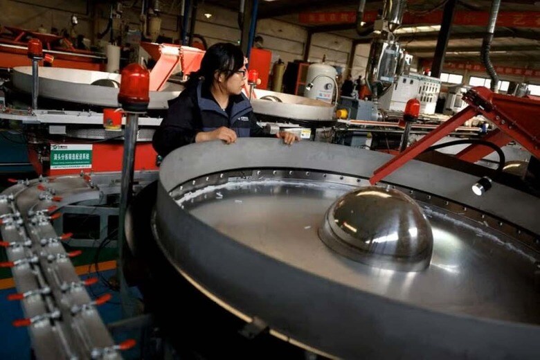 中国共産党は１２月９日、経済政策について過去１０年超でも屈指の「ハト派」的な声明を出し、米次期政権による関税の影響に対抗するために総力を挙げる構えを示した。甘粛省酒泉市のホース接続器具工場で１０月撮影（２０２４年　ロイター/Tingshu Wang）
