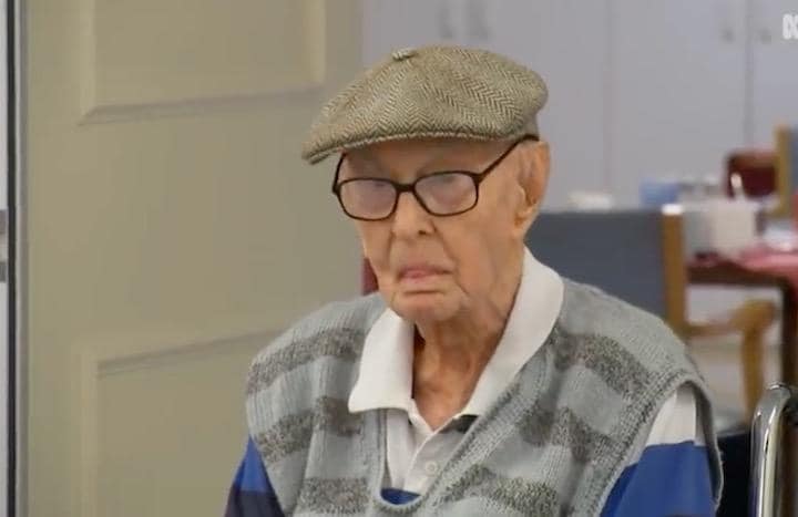 長寿の秘訣は、鶏の脳みそを食べることだという......  ABC News-YouTube