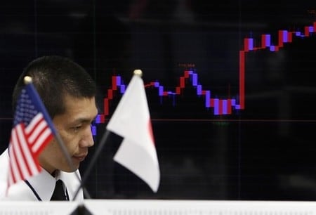 　１２月２１日、午後３時のドルは、前日ニューヨーク市場午後５時時点に比べ、ややドル安／円高の１１７．６５／６７円だった。クリスマス休暇シーズンで参加者が乏しく、方向感は出なかった。写真は都内の為替ディーリングルームで昨年３月撮影（２０１６年　ロイター／Yuya Shino）