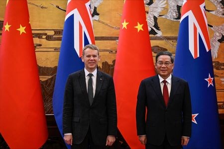 　中国政府は２８日、ニュージーランド（ＮＺ）のヒプキンス首相の訪中に合わせ、ＮＺとの協力協定に調印した。写真は調印式。代表撮影（２０２３年　ロイター）