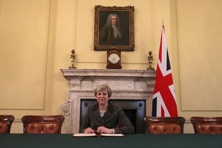 　３月２８日、メイ英首相（写真）は欧州連合（ＥＵ）離脱を通知する書簡に署名した（２０１７年　ロイター/Christopher Furlong/Pool）