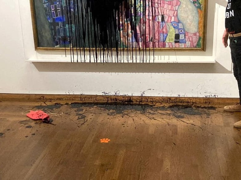 欧州では美術館が所蔵する名画を標的にした環境活動家による抗議行動が相次ぎ、保険会社は芸術作品襲撃の動きが他のグループにも広がり、美術品の保険料が上がるのではないかと危惧している。写真は15日、ウィーンのレオポルド美術館で、気候活動家に黒い液体を浴びせられたグスタフ・クリムトの作品。提供写真（2022年　ロイター）