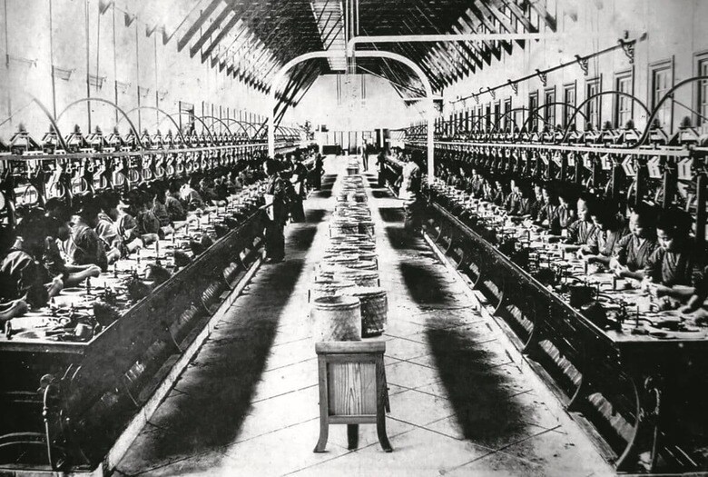 日本は急速な近代化の道を歩んだ（写真は明治時代の製糸工場） PICTURES FROM HISTORYーUNIVERSAL IMAGES GROUP／GETTY IMAGES