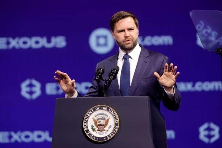 ５月２８日、バンス米副大統領(写真)は、中国が暗号資産（仮想通貨）のビットコインを「嫌っている」と指摘した上で、「もしも共産主義の中国がビットコインから距離を置くのであれば、米国はビットコインに傾倒すべきかもしれない」として米国がビットコインを受け入れれば仮想通貨で戦略的優位性を築けるとの考えを示した。写真は、ビットコイン会議で講演する同副大統領。同日、ラスベガスで撮影 （２０２５年　ロイター/Steve Marcus）