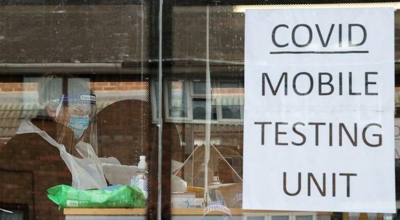 英政府の科学諮問委員会は９日、国内で新たに２種類の新型コロナウイルス変異株が確認され、うち１種類は南ア型とブラジル型に類似しており、「懸念される」と発表した。ウォールソールで８日撮影（２０２１年　ロイター/CARL RECINE）