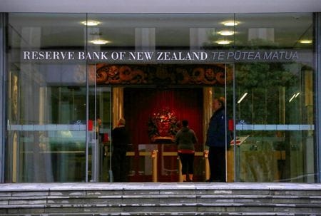 　ニュージーランド（ＮＺ）準備銀行（中央銀行）は１１月５日公表した半期金融安定性報告で、景気が低迷する中、同国の金融システムは強靭性を保っており、リスクは依然として抑制されているとの認識を示した。ウェリントンで２０１７年７月撮影（２０２４年　ロイター/David Gray）
